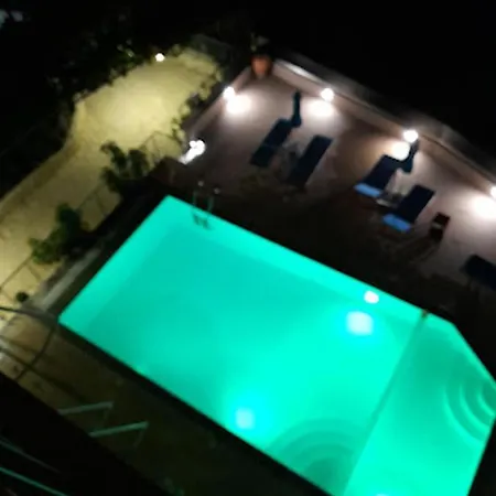 Niko בית הארחה צ'פרו